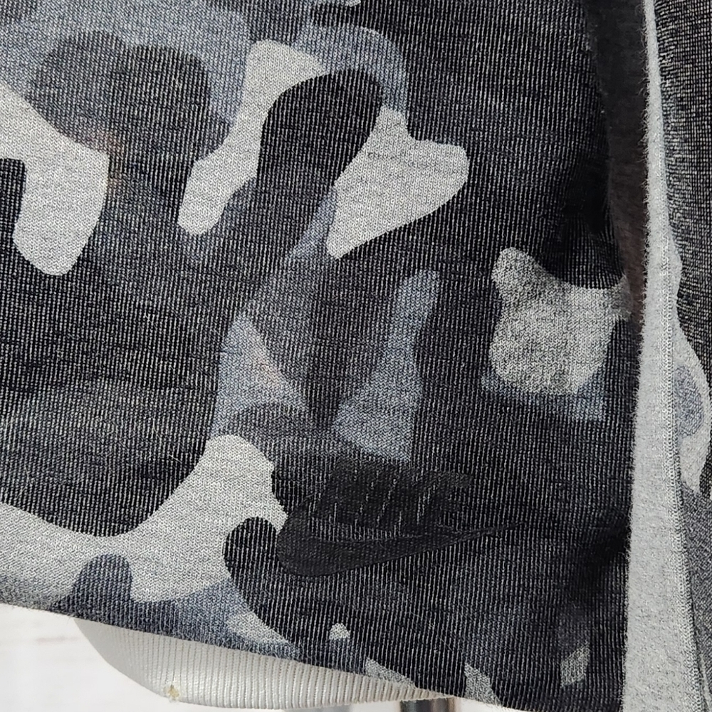 NIKE Tech Black And Gray Camo Crew Neck Sweatshirt (M) - Picture 6 of 8